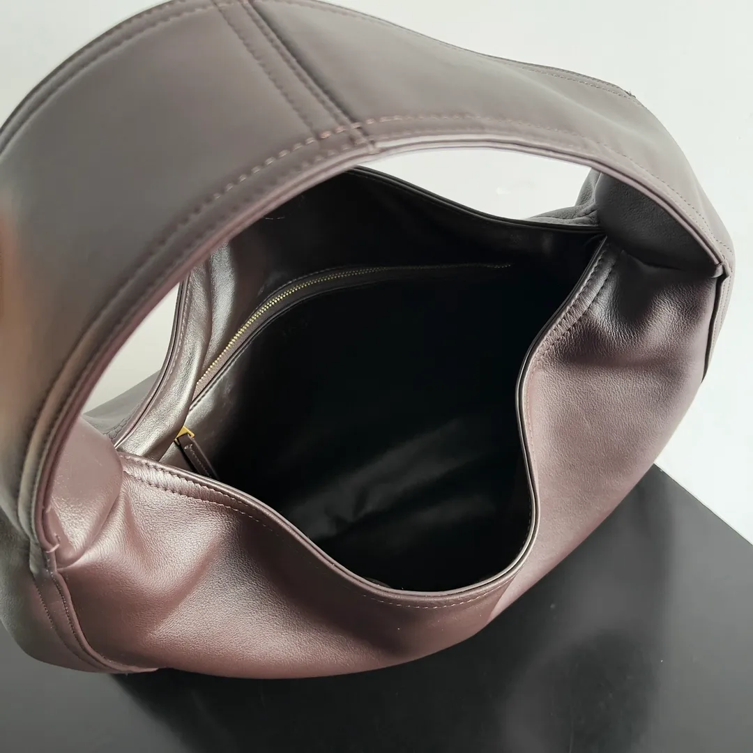 Batch 2080 Bottega Veneta, the flagship product of the 2024 autumn and winter, is making a splash from the catwalk to the streets. It not only brings a strong retro atmosphere, but also can easily interpret different styles through a variety of matching methods. Whether it is a smart and elegant workplace look or casual and comfortable daily wear, fully imported calfskin is a fashion element you can’t miss! Style number: 803977 Size: 41*20*8cm